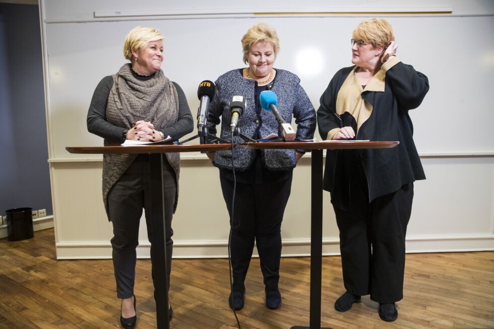 Frp-leder og finansminister Siv Jensen, statsminister og Høyre-leder Erna Solberg og leder i Venstre Trine Skei Grande holder pressekonferanse på dag tre av regjeringsforhandlingene på Jeløya.
 Foto: NTB scanpix