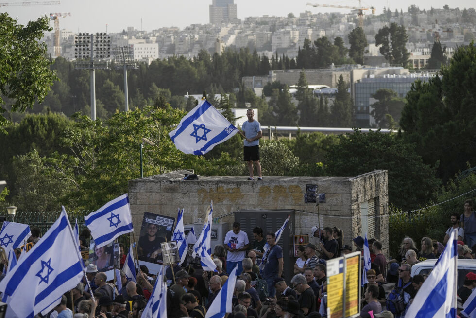 En demonstrasjon 20. mai utenfor Knesset i Jerusalem for å få frigitt gislene som fremdeles holdes fanget av Hamas etter terrorangrepet 7. oktober 2023.
 Foto: NTB/AP/Mahmoud Illean