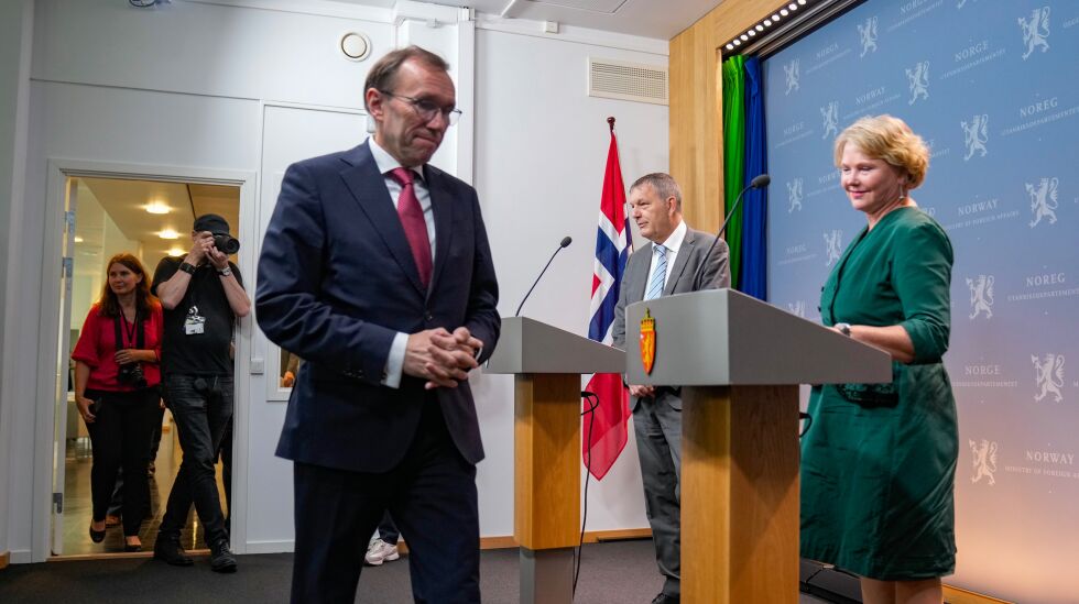 NORSK STØTTE: Utenriksminister Espen Barth Eide (Ap), utviklingsminister Anne Beathe Tvinnereim (Sp) og UNRWAs generalkommissær Philippe Lazzarini fra pressekonferansen om Norges støtte til UNRWA.
 Foto: Fredrik Varfjell / NTB