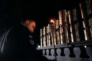 Menorah fra rester av drone som traff jødisk skole lyser opp i Kiev