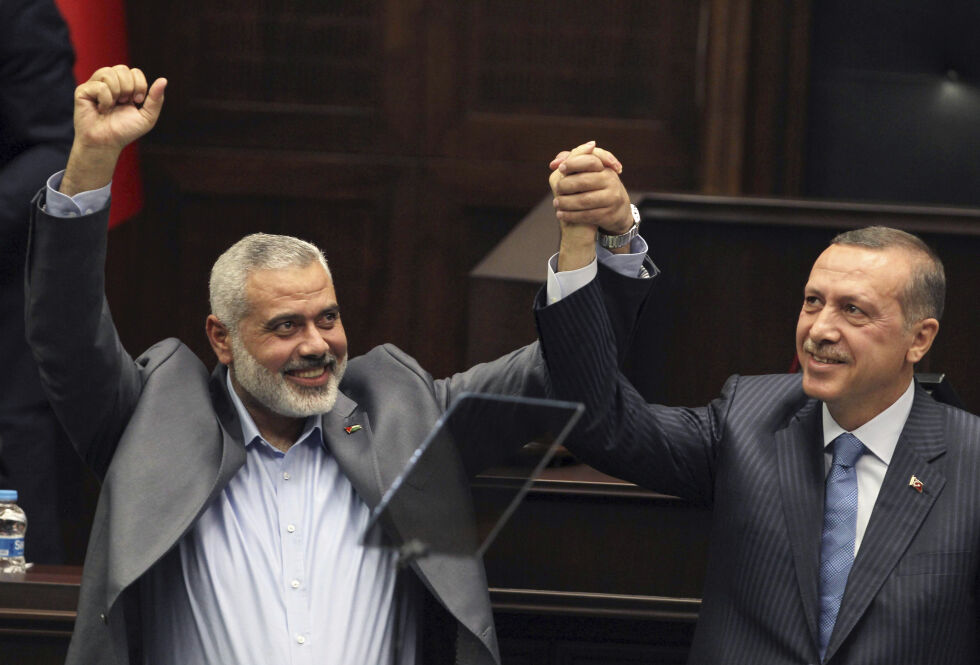 Perlevenner: Tyrkias president Recep Tayyip Erdogan og Hamas' øverste leder Ismail Haniyeh i Istanbul.
 Foto: AP Photo/File/NTB.