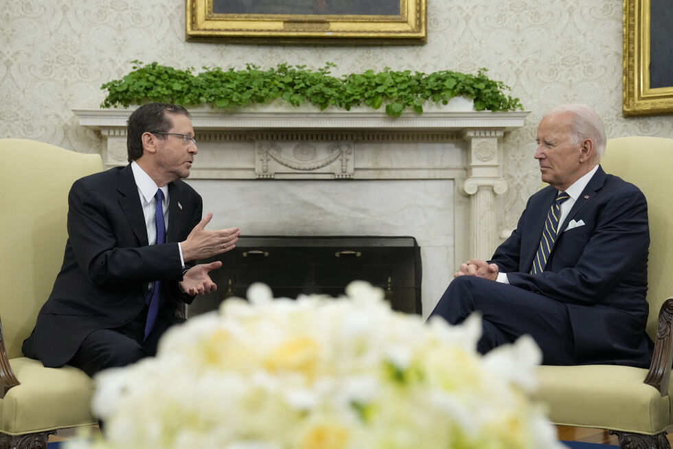 President Joe Biden tok imot Israels president Isaac Herzog i Det hvite hus tirsdag.
 Foto: Susan Walsh/AP/NTB