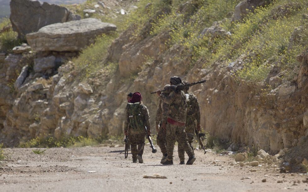 Soldater fra de syriske demokratiske styrker (SDF) begir seg ut på en aksjon i Baghouz, den islamske statens siste skanse i Syria. IS kontrollerte på det meste rundt en tredel av Irak og halvparten av Syria, men ble erklært beseiret av den kurdiskledede og USA-støttede SDF-styrken i Syria 23. mars 2019.
 Foto: Maya Alleruzzo / NTB Scanpix