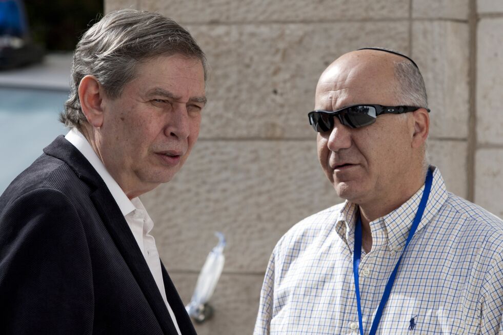 Tidligere leder for etterretningstjenesten Mossad, Tamir Pardo (venstre), og tidligere leder for sikkerhetstjenesten Shin Bet, Yoram Cohen (høyre).
 Foto: AP Photo, David Vaaknin/NTB.
