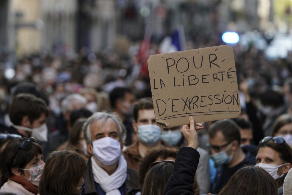 «For ytringsfrihet»: En person holder opp en plakat hvor det står: «For ytringsfrihet» under en demonstrasjon i Lyon, i det sentrale Frankrike, søndag 18. oktober 2020.
 Foto: NTB Scanpix / Ap