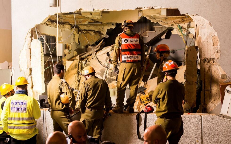 På dette arkivetbildet ser vi kommandosoldater og redningseksperter fra den israelske hjemmefronten, samt frivillige, i arbeid etter en gasseksplosjon i en bygning i Tel Aviv.
 Foto: Kobi Richter/TPS