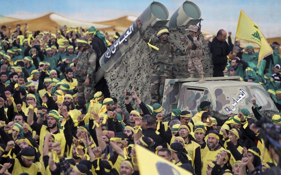 Soldater og tilhengere av Hizbollah er samlet utenfor Nabatiyeh i Libanon.
 Foto: Mohammed Zaatari/NTB Scanpix