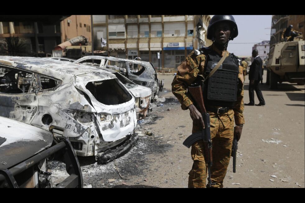 En soldat holder vakt utenfor et hotell i Burkina Fasos hovedstad Ouagadougou i midten av januar etter en helg der 32 personer ble drept i ulike angrep.
 Foto: Sunday Alamba/NTB Scanpix