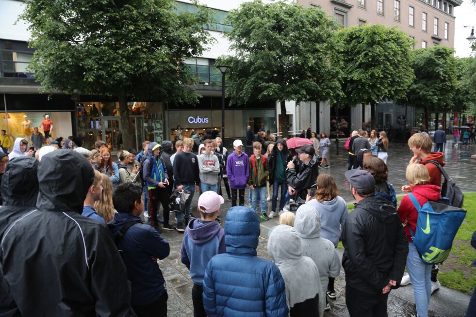 SENTRUM: Ved Den Blå Steinen på Olav Vs Plass i Bergen sentrum proklamerte mange titalls tenåringer at de elsket Jesus, da Levi Jensen inviterte til «meet-up» lørdag. Foto: Tor-Bjørn Nordgaard
