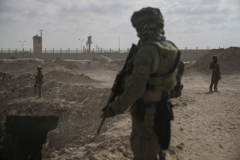 Israelske soldater nær en tunnel Hamas-militante brukte nær Philadelphi-korridoren langs grensen til Egypt.
 Foto: NTB/AP/Leo Correa