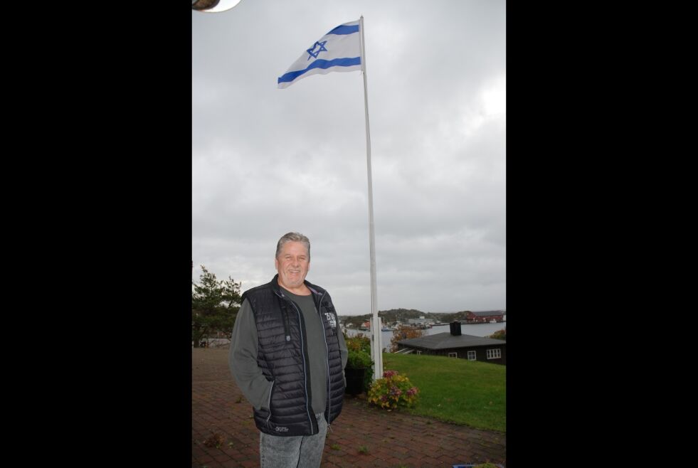 Det israelske flagget vaier i vinden fra en flaggstang på Flekkerøy. Geir Hansen vil gjerne flagge høyt at han støtter dette landet.
 Foto: Inger Anna Drangsholt