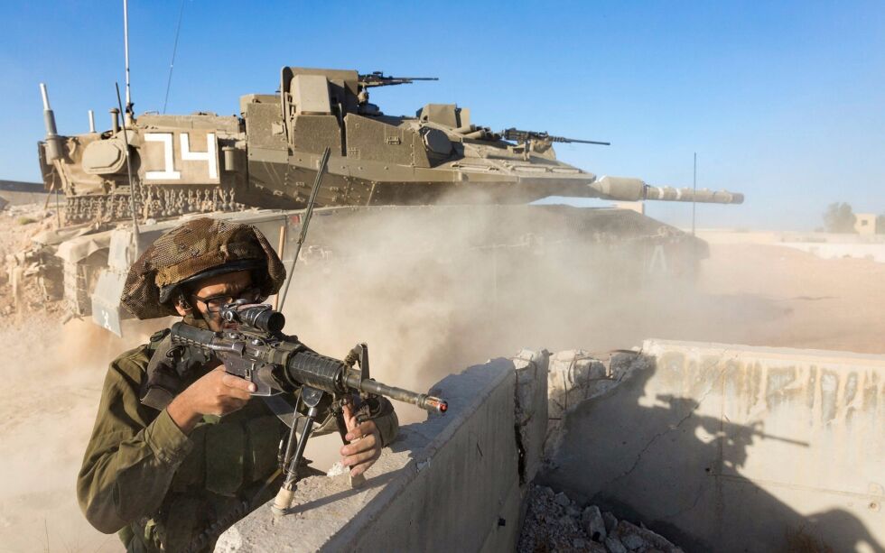 En soldat fra Netzach Yehuda sikrer og dekker dekker Merkava 4 M tank under en øvelse. Netzach Yehuda er en haredi-bataljon av Kfir-brigaden i det israelske forsvarer IDF. Arkivbilde.
 Foto: Hillel Maeir / TPS