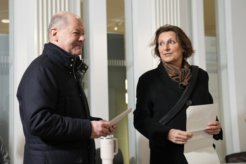 Statsminister Olaf Scholz og hans kone Britta Ernst før de skulle gjøre sin borgerplikt på et valglokale i Berlin.
 Foto: Martin Meissner / AP / NTB