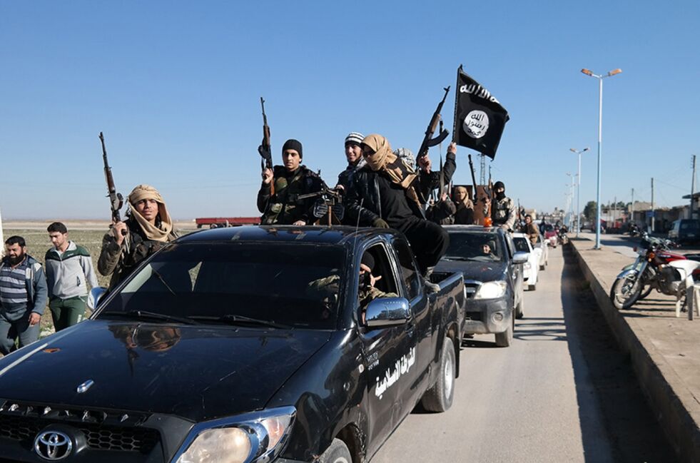 Medlemmer av terroristgruppen IS passerer en konvoi i Tel Abyad, nordøst i Syria. Illustrasjonsbilde.
 Foto: AP / NTB Scanpix