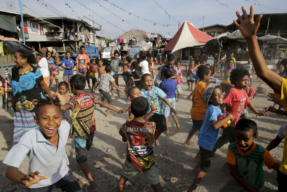 PAPUA NY-GUINEA: Barn leker i Papua Ny-Guineas hovedstad Port Moresby. Den selvstendige staten i Oseania har omtrent 9 millioner innbyggere.
 Foto: AP Photo/Aaron Favila/NTB
