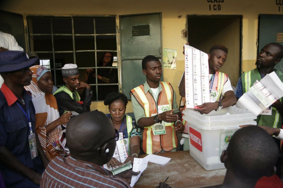 VALG: Her telles stemmer etter at valglokalene stengte i Nigeria lørdag.
 Foto:  AP / NTB Scanpix