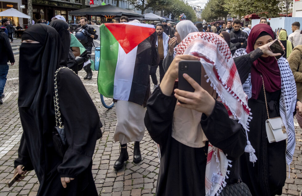 Illustrasjonsfoto. Folk tok til gatene for å protestere da tysk politi forbød en planlagt pro-palestinsk demonstrasjon i Frankfurt lørdag 14 oktober 2023.
 Foto: Foto: AP Photo/Michael Probst/NTB.