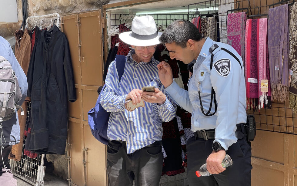 Turistene har igjen begynt å besøke Israel. Her er det en mann som får hjelp av en vennlig politibetjent i gamlebyen i Jerusalem. Illustrasjonsbilde.
 Foto: Johnny Myhr-Hansen