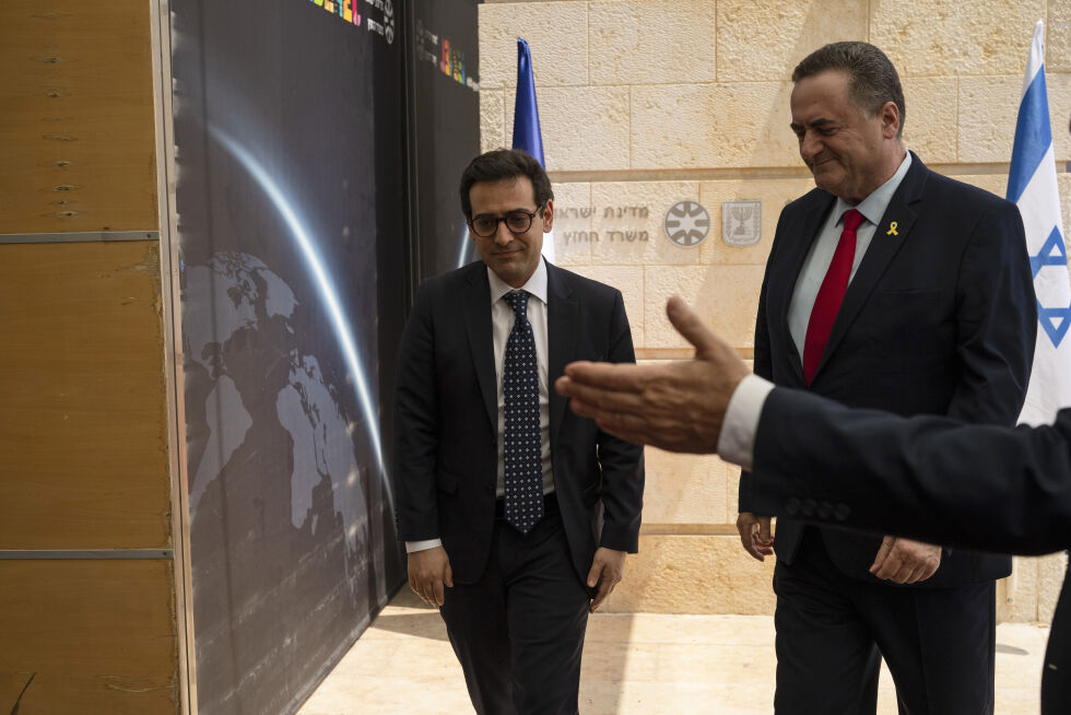 Israels utenriksminister Israel Katz (t.h.), her avbildet med sin franske kollega Stephane Sejourne. Katz raser mot Tyrkias stans i handelen med Israel.
 Foto: Leo Correa / AP / NTB