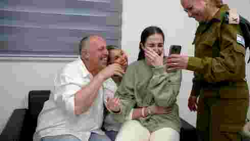Agam Berger gjenforenes med familien