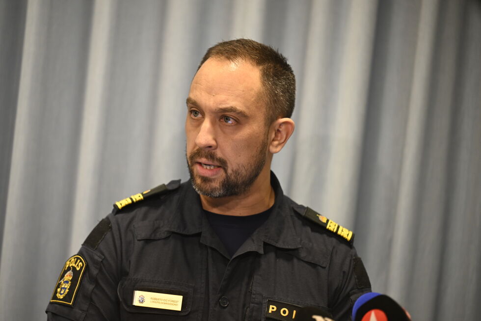 Roberto Eid Forest, sjef for det lokale politiområdet Örebro, under en pressekonferanse tirsdag kveld om skytingen på Risbergska skole i Örebro.
 Foto: Pontus Lundahl / TT / NTB