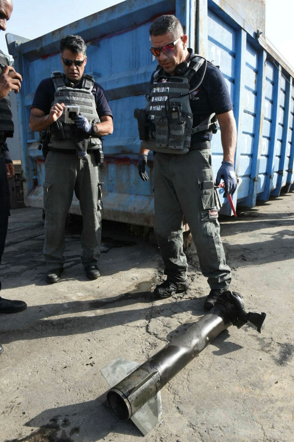 Israelske politimenn ser på en bit av en rakett som falt i Sderot.
 Foto: Kobi Richter/TPS