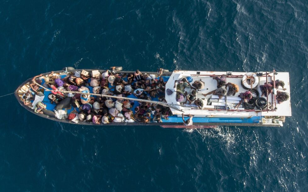 Bildet viser en båt med rohingya-flyktninger utenfor Aceh, Indonesia sommeren 2020.
 Foto: Zik Maulana / AP / NTB (illustrasjonsbilde)