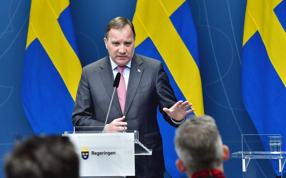 Sveriges statsminister Stefan Löfven snakker til journalister på en pressekonferanse i forbindelse med koronaviruset.