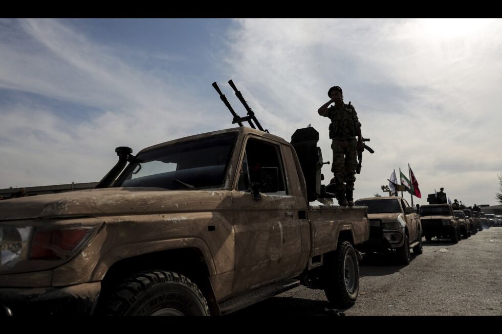 Tyrkiskstøttede militssoldater strømmer nå over grensa til Syria for å ta kontroll over landsbyer og byer som har vært kontrollert av kurdisk milits. Foto: AP / NTB scanpix