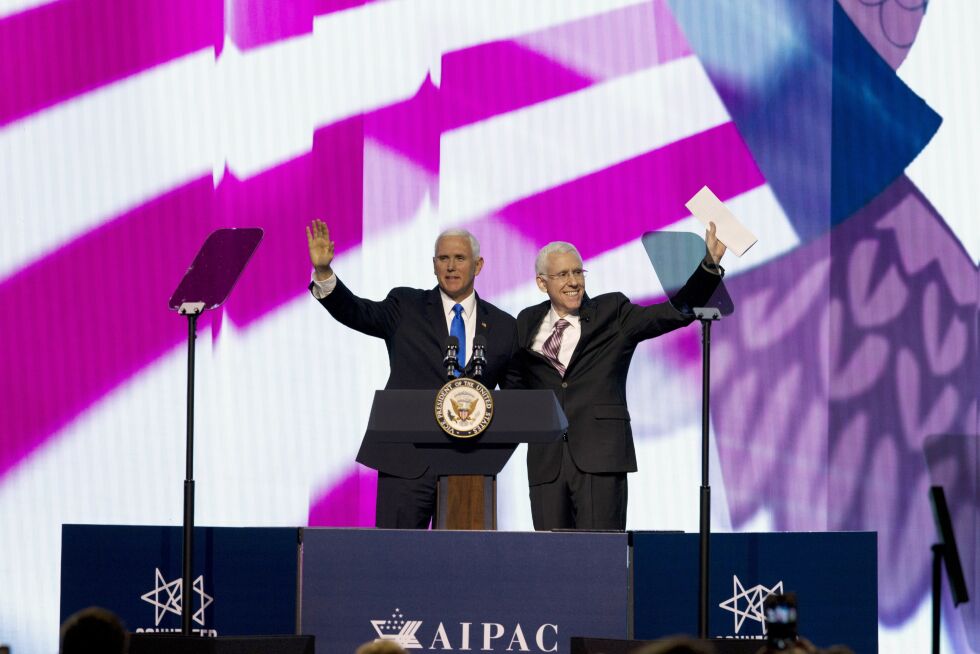 USAs visepresident Mike Pence på scenen sammen med AIPACs leder Mort Fridman mandag 25. mars 2019.
 Foto: AP / NTB Scanpix