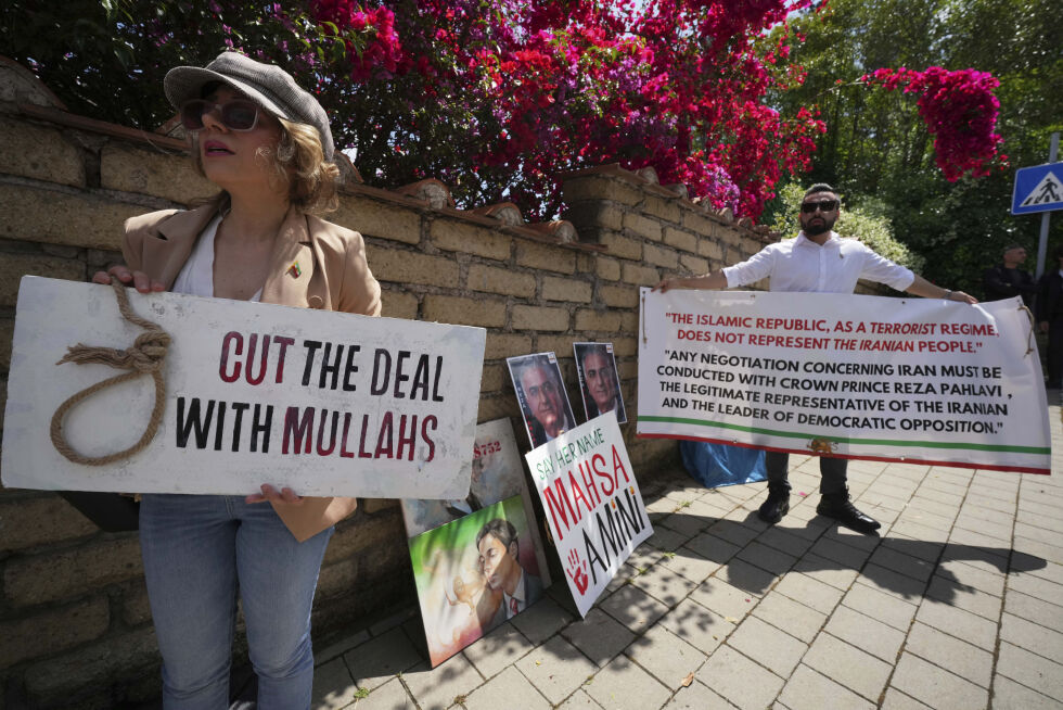 Iranske borgere protesterer mot den nåværende iranske regjeringen utenfor Omani-ambassaden i Roma under lukkede dører mellom amerikanske og iranske delegasjoner for å diskutere Teherans raskt fremadskridende atomprogram, fredag ​​23. mai 2025.
 Foto: AP Photo/Andrew Medichini/NTB