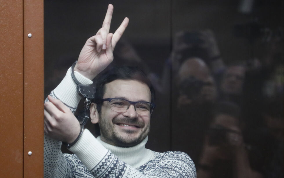 Ilja Jasjin i et glassavlukke i rettssalen i Moskva 9. desember. Han har fått fengselstraff for å kritisere og fordømme Russlands invasjon av Ukraina.
 Foto: Yury Kochetkov/Pool Photo via AP/NTB