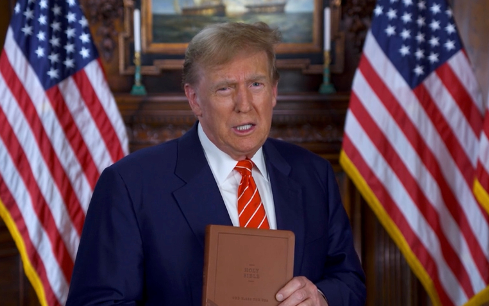 Donald Trump med bibelen, som kalles «God Bless the USA Bible», han var med å lansere like før påske.
 Foto: Skjermdump Rumble/Lee Greenwood