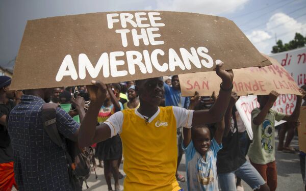 To av de 17 misjonærene som ble tatt til fange i Haiti er løslatt