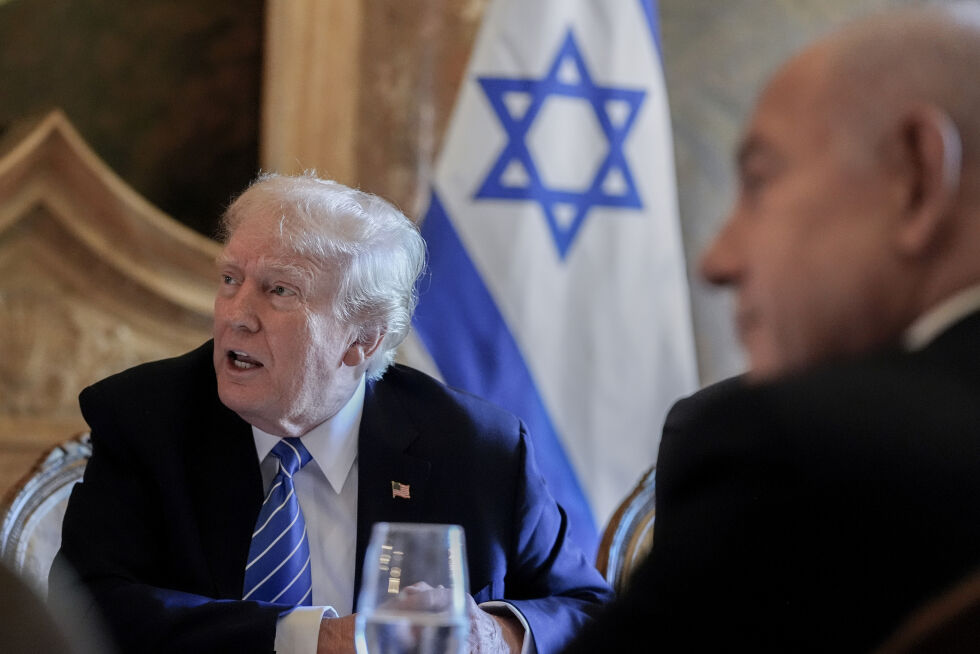 Påtroppende president i USA, Donald Trump, og Israels statsminister Benjamin Netanyahu. Bildet er fra et møte i Mar-a-Lago i Florida i sommer.
 Foto: NTB / AP / Alex Brandon