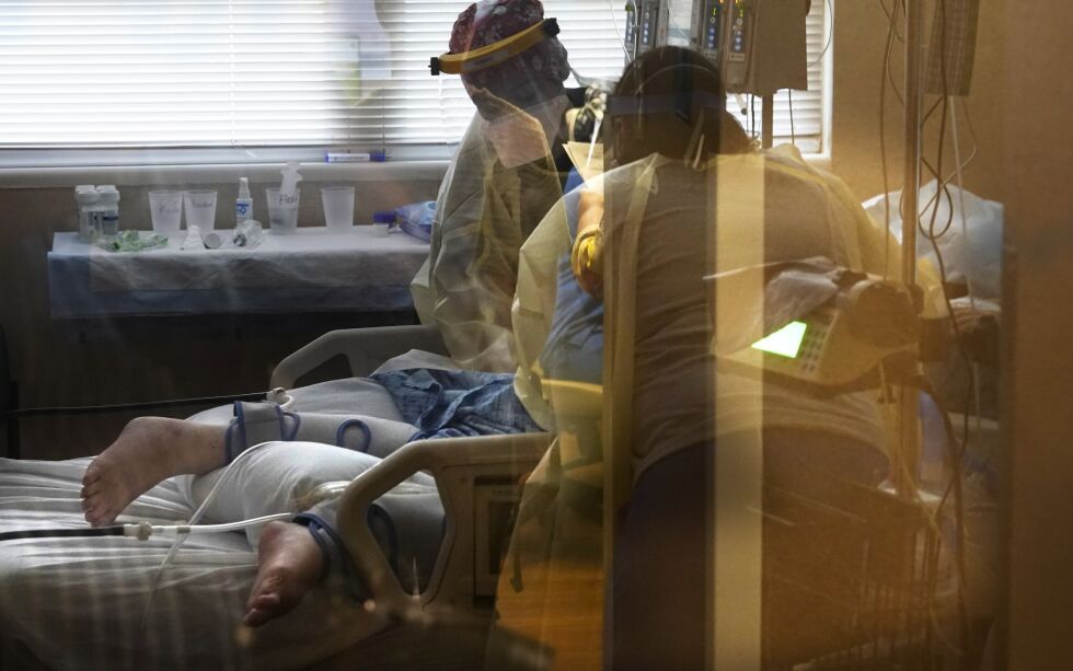 En koronapasient behandles på et sykehus i Louisiana i USA.
 Foto: Gerald Herbert / AP / NTB