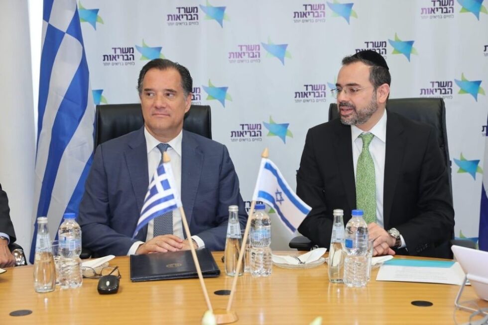 Israels helseminister Uriel Bosso (t.h.) med sin greske kollega, Adonis Georgiadis, i Jerusalem hvor de signerte en avtale om helsesamarbeid 8. april 2024.
 Foto: Miri Shimonovitz/GPO