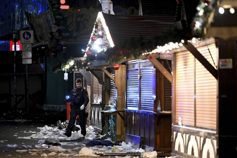 Det brøt ut full panikk da en bil i stor fart kjørte inn på et julemarked i byen Magdeburg i Tyskland fredag kveld.
 Foto: DPA / AP / NTB