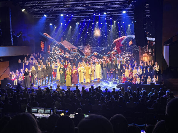 170 aktører i aksjon på scenen