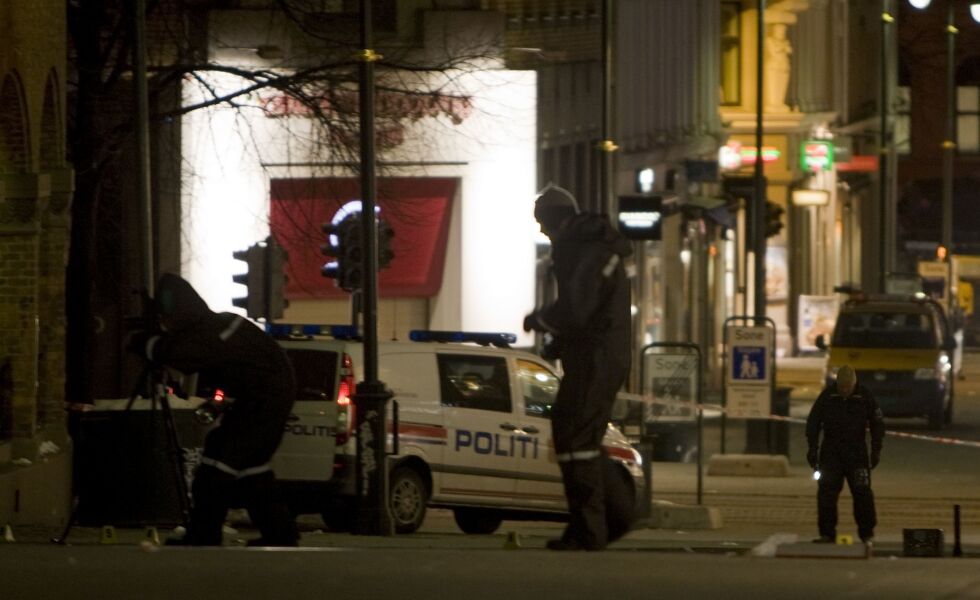 utrygge gater:  Er vi i ferd med å  få «svenske tilstander» i Norge? Bildet vier at politiet sikrer bevis etter at tre menn i 20-årene ble skutt på Karl Johans gate i Oslo.
 Foto: Heiko Junge / NTB