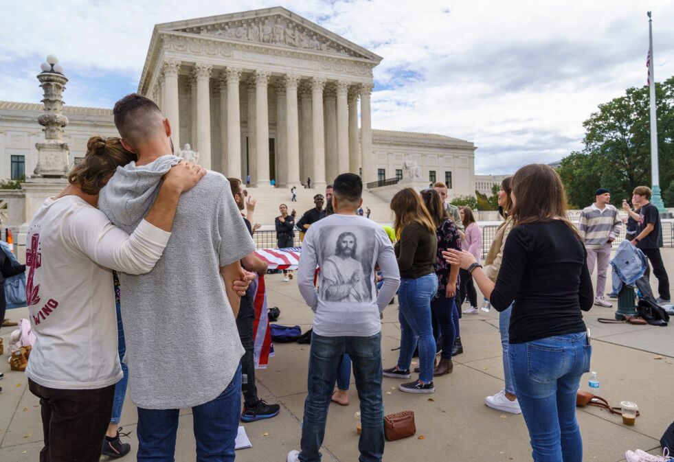 BER SAMMEN: Unge evangeliske kristne i bønn sammen utenfor Høyesterett i USA.
 Foto: NTB/AP/J. Scott Eplehvit