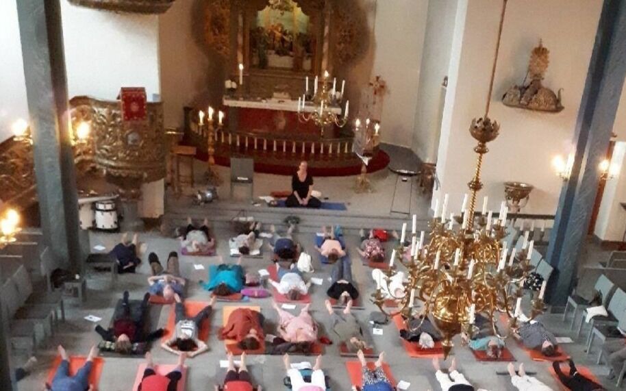 Bildet er fra en yoga-gudstjeneste i Asker kirke i Oslo bispedømme. (Bildet ble tatt før koronapandemien)
 Foto: Den norske kirke