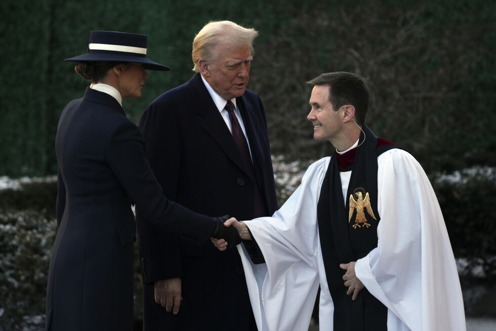 Donald Trump og kona Melania ble tatt imot ved St. John’s Episcopal Church i Washington mandag.
 Foto: Matt Rourke / AP / NTB