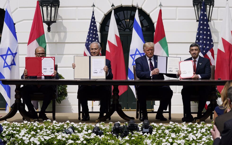 Bahrains utenriksminister Abdullatif bin Rashid Al Zayani, Israels statsminister Benjamin Netanyahu, USAs president Donald Trump og De forente arabiske emiraters utenriksminister Abdullah bin Zayed Al Nahyan signerte den historiske fredsavtalen tirsdag 15. desember 2020.
Foto: NTB