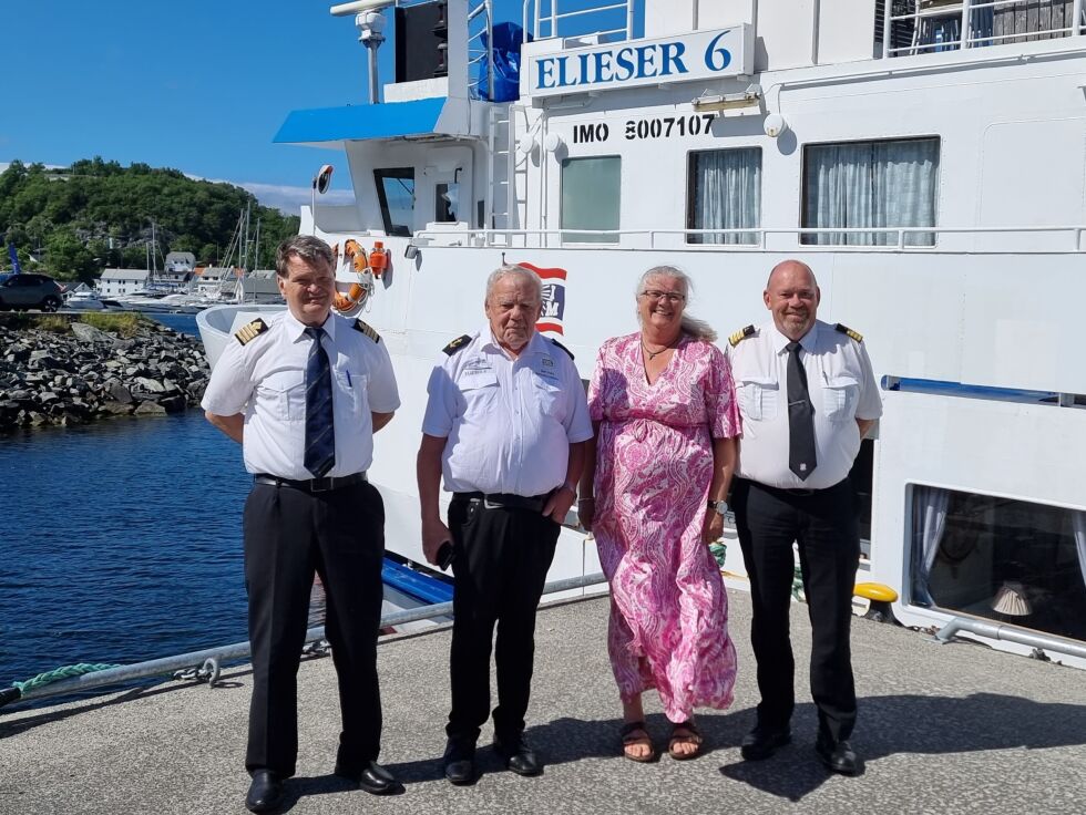 ELIESER 6: Mannskapet ombord. Fra v. kaptein Svein Ivar Olaussen fra Stathelle, matros Lasse Hamberg fra Tau, husmor og kokk Mari Lovise Pedersen fra Sarpsborg, maskinsjef Arvid Ø. Løkenberg fra Gjeving.
 Foto: Elieser 6
