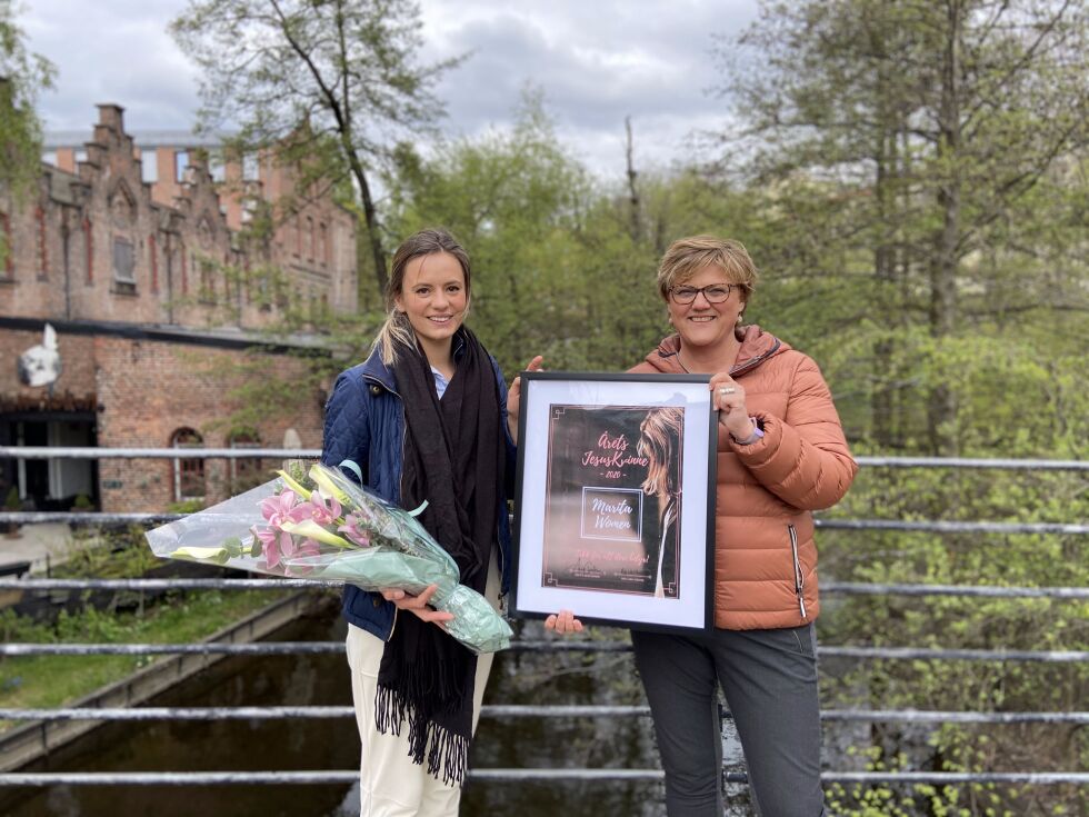 Nathalie Mehlen (t.v.) overga diplom og blomst til Kristin Strandengen (t.h.) avdelingsleder i Marita Women.
 Foto: JesusKvinner