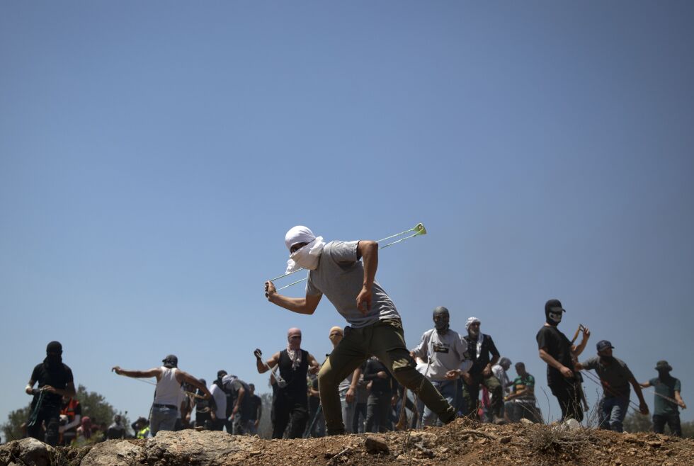 BELØNNES: Palestinere som går til voldelig angrep mot jøder, får bedre lønn fra sine myndigheter jo alvorligere angrepet var. Illustrasjonsbildet viser steinkastere. Foto: Ap / NTB