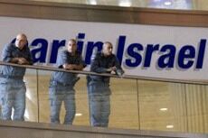 Konfrontasjon på Tel Aviv lufthavn mellom politi og aktivister