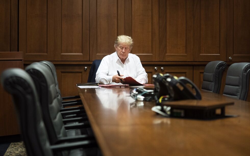 President Donald Trump har opprettet kontor på Walter Reed National Military Medical Center i Bethesda der han er innlagt etter å ha testet positivt for Covid-19.
 Foto: Joyce N. Boghosian / NTB Scanpix
