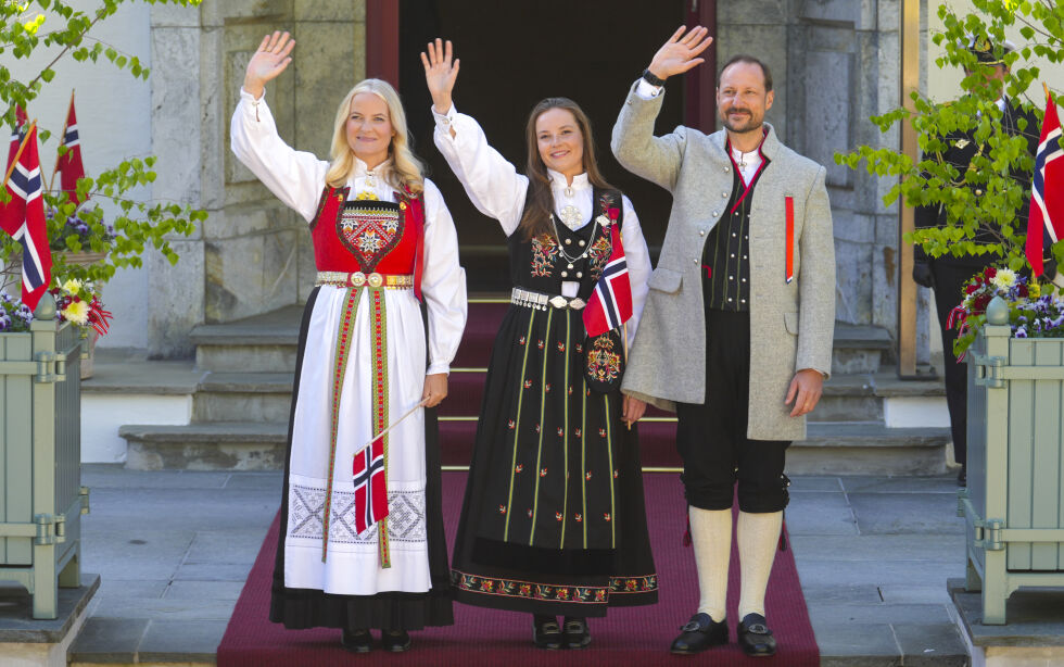 Kronprinsesse Mette-Marit i Hardangerbunad, kronprins Haakon og prinsesse Ingrid Alexandra i Numedalsbunad hilser i barnetoget under 17.mai-feiringen på Skaugum.
 Foto: Lise Åserud / NTB